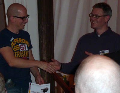 Carsten Könnecker gratuliert Anatol Stefanowitsch zum SciLogs-Preis 2011