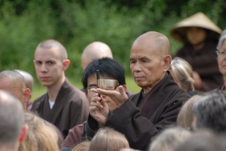 Thich Nhat Hanh bei einer Gehmeditation
